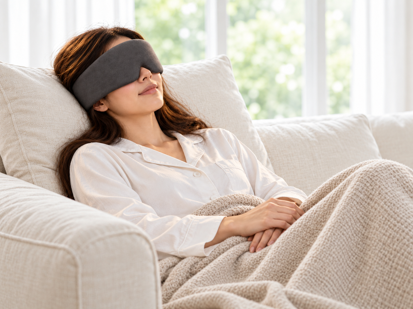 ソファでEyeSleepを着けて休む様子